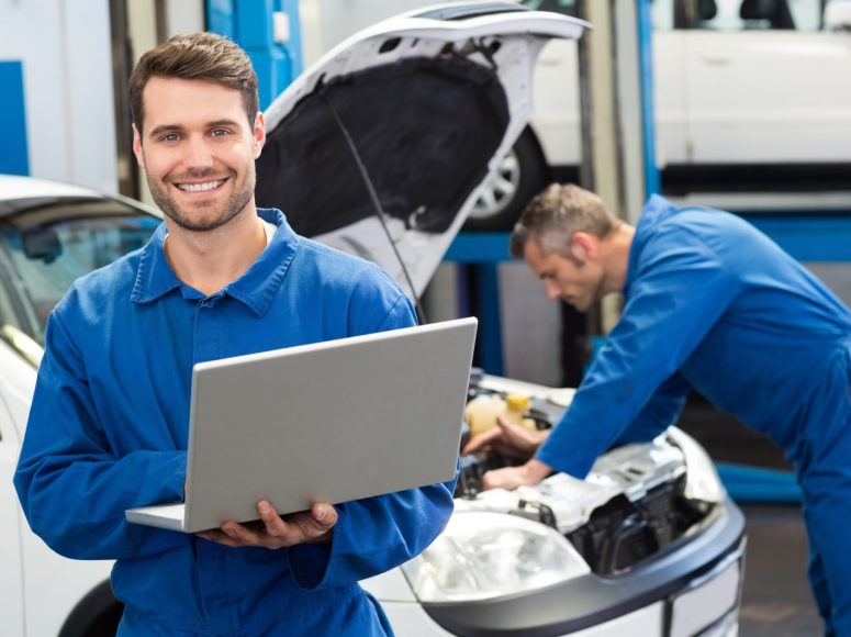 zwei Mechaniker, die die Reparatur und Wartung durchführen bei TOP Markenspezialist Autowelt Osterhoff, Spezialist für Renault, Dacia in Umgebung Sandesneben