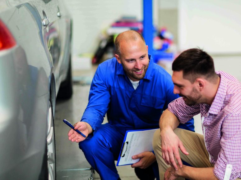 Mechaniker und Kunden besprechen Herstellergarantie beibehalten bei TOP Markenspezialist Autowelt Osterhoff. Spezialist für Renault, Dacia